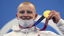 Britas Adamas Peaty džiaugiasi aukso medaliu, i&scaron;kovotu 100 m krūtine finale plaukimo varžybose.
