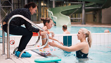 Rūta Meilutytė kviečia padėti vaik&scaron;čioti negalinčiai Vakarei