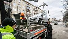 I&scaron;vežami sostinės gatves trukdantys valyti automobiliai