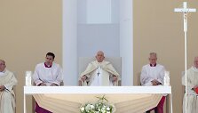 Popiežius Pranci&scaron;kus Portugalijoje laikė dideles mi&scaron;ias lauke
