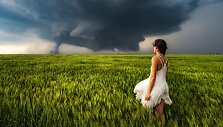 Drąsi fotosesija greta besiartinančio tornado Kanzase