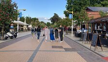 Palangoje ketvirtadienio vakarą &ndash; J.Basanavičiaus gatvėje jau zuja poilsiautojai. Savaitgalį jų laukiama dar daugiau.