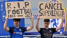 Anglijos futbolo sirgaliai protestuoja prie&scaron; Superlygą