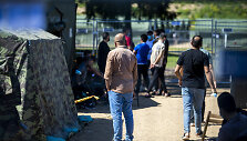 Pirmieji migrantai apsigyveno palapinių miestelyje