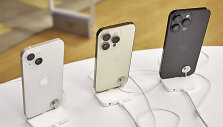 Naujausią &bdquo;iPhone 14&ldquo; skubėjo įsigyti naktį