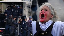 Riau&scaron;ių policija prie kalėjimo &bdquo;El Helicoide&ldquo; ir protestuotoja Venesueloje