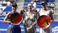 Nuo kairės &ndash; vicečempionė Jessica Pegula, &Scaron;veicarijos teniso legenda Martina Hingis ir čempionė Veronika Kudermetova
