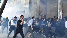 Honkonge prasiveržus pykčio bangai policija pa&scaron;ovė protestuotoją