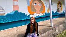 Au&scaron;rinė Pudževytė prie savo kūrinio