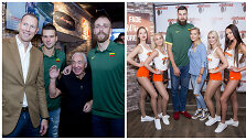 Darius Songaila, Mantas Kalnietis, Juozas Petkevičius, Artūras Milaknis, Jonas ir Eglė Valančiūnai su  baro &bdquo;Hooters&ldquo; merginomis