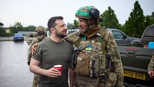 Ukrainos prezidentas Volodymyras Zelenskis su kariu Donecko regione