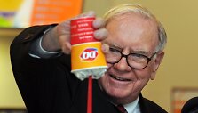 Verslininkas Warrenas Buffettas džiaugiasi &bdquo;Dairy Queen&ldquo; restorano desertu.