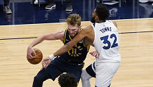 Domantas Sabonis prie&scaron; Karlą-Anthony Townsą