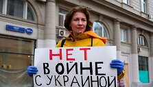 Maskvietė su plakatu &bdquo;Ne karui su Ukraina&ldquo;