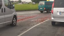 Ant Baltijos prospekto žiedo gatvės dangos penktadienio rytą pabiro bra&scaron;kės.