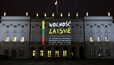 Lenkijos Prezidento rūmus nu&scaron;vietė Sausio įvykių trisde&scaron;imtmetį pagerbiantis užra&scaron;as