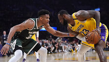 Giannis Antetokounmpo prie&scaron; LeBroną Jamesą