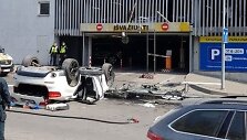 Sostinės centre i&scaron; stovėjimo aik&scaron;telės i&scaron;krito BMW