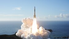 Jungtinių Arabų Emyratų zondas &bdquo;al Amal&ldquo; (&bdquo;Viltis&ldquo;) kyla i&scaron; Tanega&scaron;imos kosminio centro pietų Japonijoje. I&scaron;kėlimą organizuoja bendrovė &bdquo;Mitsubishi Heavy Industries&ldquo;.