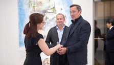 Artūras Zuokas sveikinasi su galerijos &bdquo;Meno Ni&scaron;a&ldquo; kuratore Sonata Baliuckaite