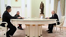 Rusijos lyderis Vladimiras Putinas, Kinijos gynybos ministras Li Shangfu ir Rusijos kolega Sergejus &Scaron;oigu