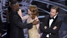&bdquo;Mėnesienos&ldquo; aktorius Mahershala Ali ir &bdquo;Kalifornijos svajų&ldquo; aktoriai Emma Stone bei Ryanas Goslingas