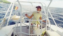 Beatričė mokosi vairuoti jachtą &ndash; įprastą transportą-namus Karibuose