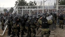 Makedonijos policija a&scaron;arinėmis dujomis vaikė migrantus nuo sienos su Graikija
