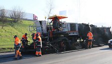 Oro temperatūrai kopiant į vir&scaron;ų &scaron;ią savaitę į Kauno gatves sugrįžo &bdquo;Remix&ldquo; asfalto klojimo ma&scaron;ina. 