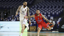 Mike'as Jamesas prie&scaron; Jeffrey Taylorą