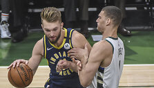 Domantas Sabonis prie&scaron; Brooką Lopezą