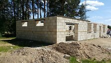 Balsių gyvenvietėje prie stotelės dygsta nelegalus statinys 