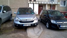 Honda su neįgaliojo lipduku priverstas statyti ant &scaron;aligatvio, nes jam priklausančią vietą užėmė proti&scaron;kai neįgalus Opel vairuotojas, o... (žr. kitą nuotrauką)