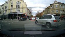 Sankryžoje užfiksuota situacija: kai BMW visureigis suko į kairę, policija dar tik artėjo prie sankryžos, o žalias &scaron;viesoforas jau mirksėjo.