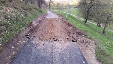Tik ką nutiesti takeliai Gargžduose po kelių dienų buvo suskaldyti.