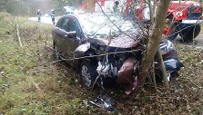 Neringoje į medį rėžėsi &bdquo;Toyota Avensis&ldquo;. Vairuotojas spruko i&scaron; įvykio vietos.
