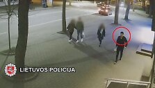 Kurorto kameros užfiksavo vandalą, dažais i&scaron;terliojusį &scaron;aligatvį.