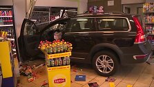 vokietijoje-77-metu-vairuotojas-sumaise-pavaras-bei-pedalus-ir-ivaziavo-i-degalines-parduotuve