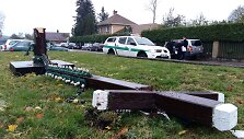 Vandalai Ei&scaron;i&scaron;kėse suniokojo kryžių