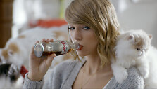 Taylor Swift ir jos katė Olivia Benson filmuojasi dietinės &bdquo;Coca colos&ldquo; reklamai