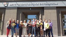 Nefų &scaron;eima su draugais po Rūtos Nefaitės bakalauro diplomo įteikimo