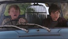 Kadras i&scaron; filmo &bdquo;Haris Poteris ir paslapčių kambarys&ldquo;/ scena, kai Haris ir Ronis į Hogvartsą skrenda magi&scaron;ku Artūro Vizlio automobiliu