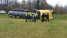 Vengdamas susidūrimo su lengvuoju automob, vilkikas su cisterna nuslydo nuo kelio ir apvirto 
