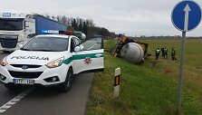 Vengdamas susidūrimo su lengvuoju automob, vilkikas su cisterna nuslydo nuo kelio ir apvirto 