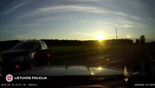 policija-paviesino-kaip-beglys-motociklininkas-trenkesi-i-kelia-uztverusi-volvo