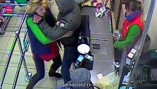 pardavejos-alytuje-susigrume-su-agresyviu-alkoholio-vagimi