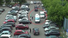Automobilių stovėjimo aik&scaron;telėje užblokuotos transporto priemonės vairtuotojui ir keleiviams teko palaukti.