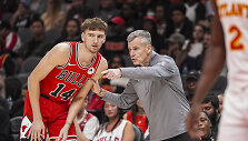Matas Buzelis ir &bdquo;Bulls&ldquo; treneris Billy Donovanas