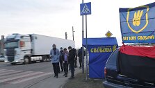 &bdquo;Svoboda&ldquo; kai kuriuose &scaron;alies keliuose atnaujino krovinių automobilių su rusi&scaron;kais valstybiniais numeriais blokavimą