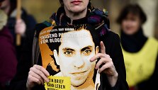 Laikomas Saudo Arabijos blogerio Raif Badawi portretas